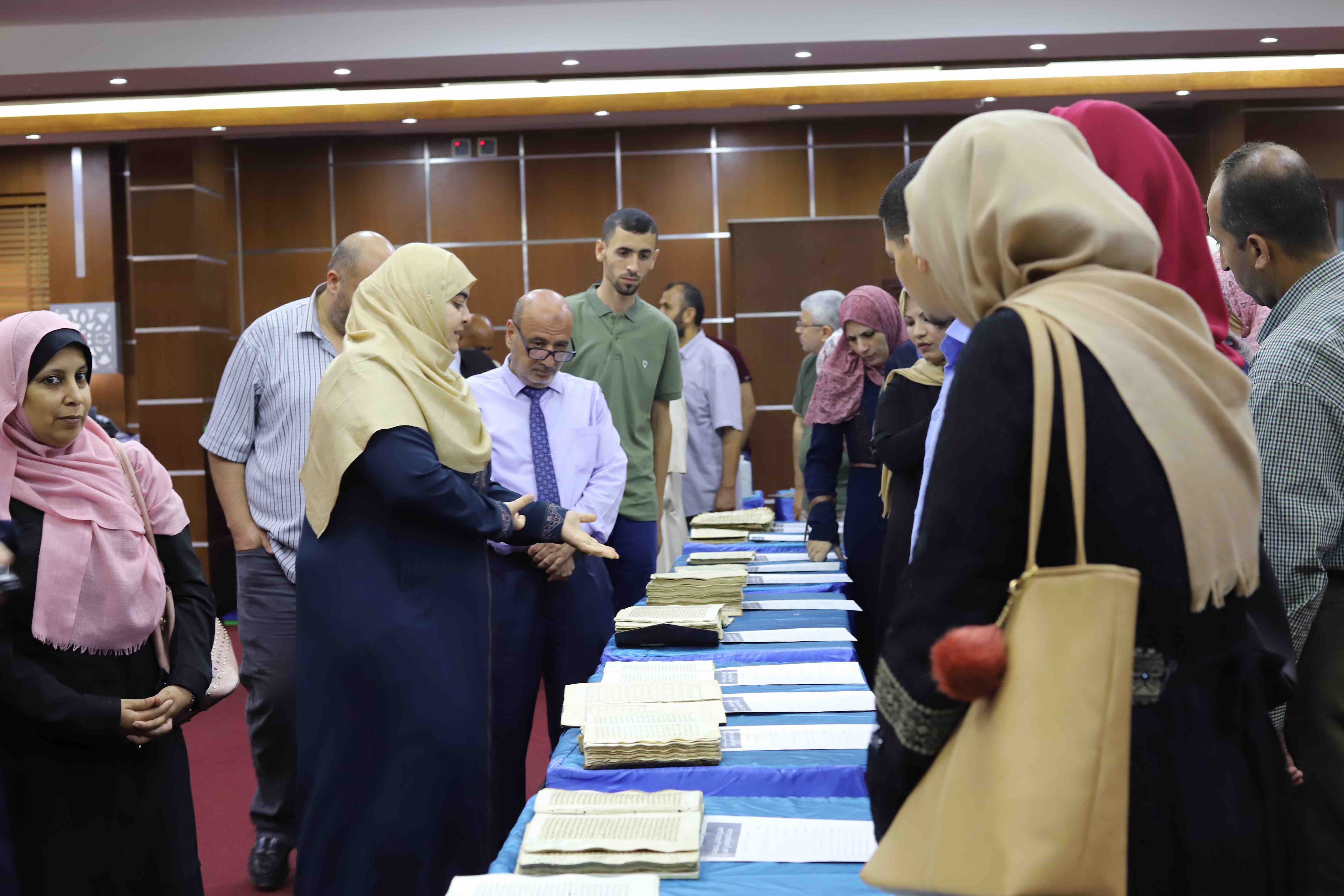 Abd-Allatif Abu-Hashim (center, in tie) presenting on the manuscripts to a group of students from the University College of Applied Sciences, Gaza